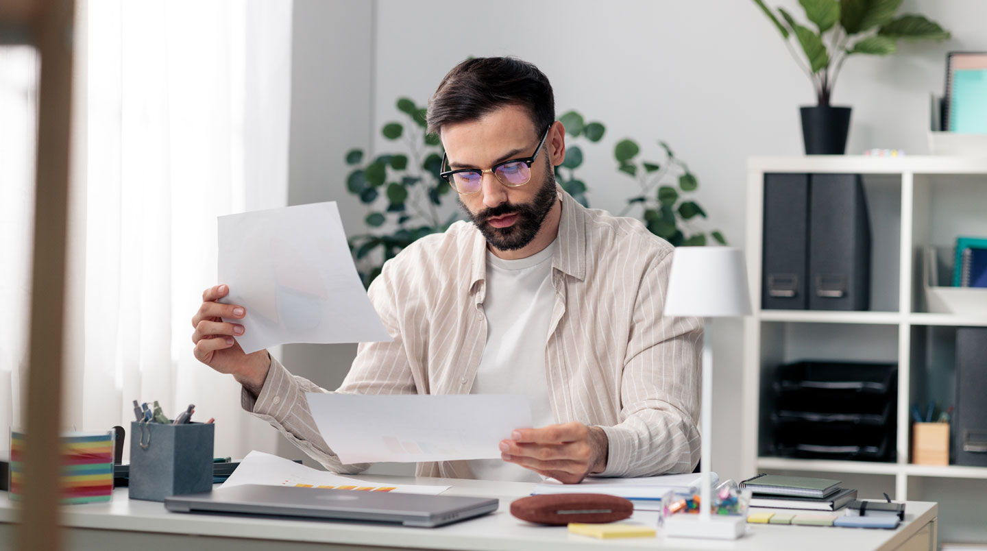 Vue rapprochée de documents officiels français représentant différents statuts juridiques : extrait Kbis SARL, extrait K micro-entrepreneur et statuts de SAS côte à côte